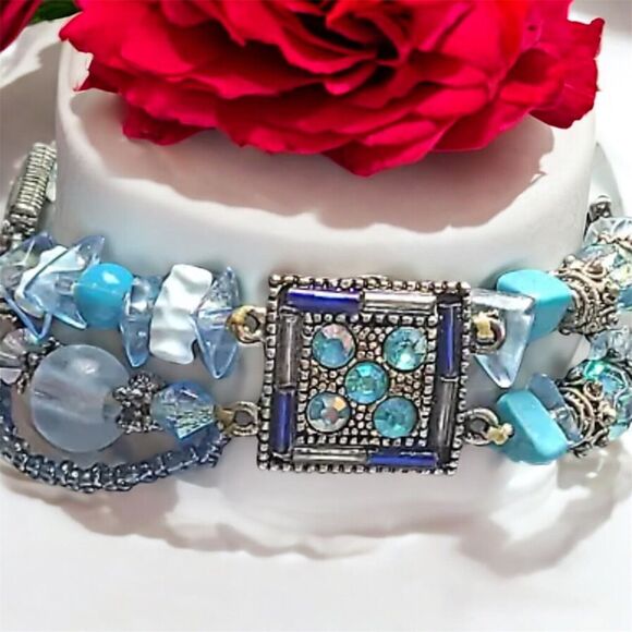 Unbranded Jewelry - Vintage Blue Glass Bracelet – 7 Inches – Goldtone with Lobster Clasp – Elegant